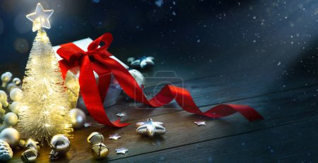 Foto de Fondo de Navidad con decoración de árbol de Navidad y regalos de Navidad en una mesa de madera. tarjeta de felicitación o diseño de banner - Imagen libre de derechos