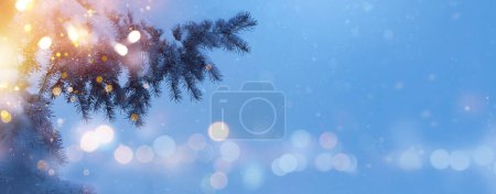 Foto de Árbol de invierno de Navidad y luces guirnalda de vacaciones. Resumen borroso fondo de Navidad. Fondo de pantalla ancha. Año nuevo Diseño de arte de invierno, frontera de vacaciones de pantalla ancha - Imagen libre de derechos