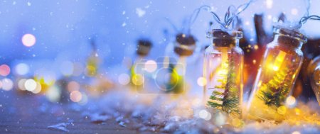 Foto de Decoración de la luz de vacaciones y el concepto de saludo - luces bokeh guirnalda de Navidad sobre fondo azul claro - Imagen libre de derechos