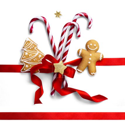 Foto de Composición navideña con dulces de Navidad aislados, jengibre y cinta de seda roja sobre fondo transparente. plano laico, superior vie - Imagen libre de derechos