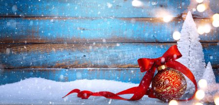 Foto de Feliz Navidad y Felices Fiestas tarjeta de felicitación, marco o banner de diseño. Año Nuevo. Noel. Árbol de Navidad y adornos sobre fondo azul claro. Tema de vacaciones de Navidad de invierno. - Imagen libre de derechos