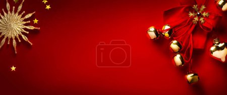 Foto de Tarjeta de felicitación de Navidad o diseño de banner de vacaciones; Decoración de árbol de Navidad de oro sobre fondo rojo; Espacio de copia - Imagen libre de derechos