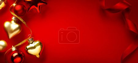Foto de Feliz Navidad y feliz año nuevo banner o diseño de tarjetas de felicitación; Decoraciones del árbol de Navidad sobre fondo rojo - Imagen libre de derechos