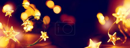 Foto de Arte Feliz Navidad y Feliz Año Nuevo Tarjeta de felicitación o fondo de la bandera, árbol de Navidad Luz Estrellas decoración - Imagen libre de derechos