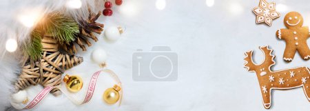 Foto de Fondo navideño con ramas de abeto, dacoración y trea navideña - Imagen libre de derechos