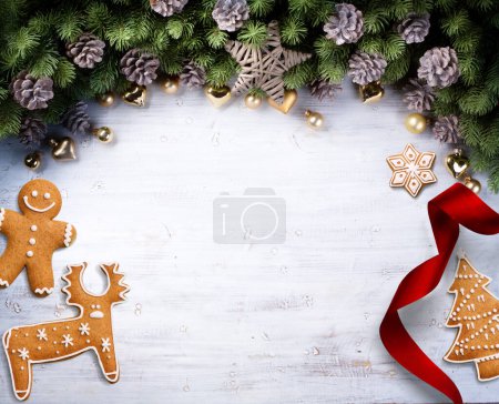 Téléchargez les photos : Bordure de Noël avec branches de sapin et cônes de pin et bonbons de Noël, gâteries, biscuits de Noël - en image libre de droit