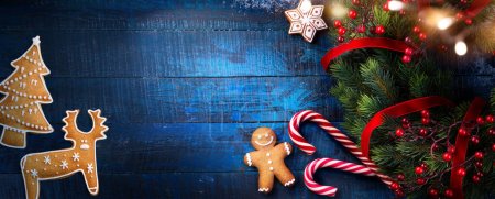 Téléchargez les photos : Décoration de vacances de Noël à fond en bois vintage ; fond plat de Noël - en image libre de droit