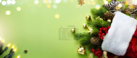Téléchargez les photos : Cadeaux de Noël et décoration d'arbre de Noël. Bannière de Noël ou conception de carte de vœux avec copie spac - en image libre de droit