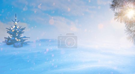 Foto de Árbol de Navidad azul; Paisaje de Navidad de invierno nevado. Diseño de banner de Navidad con espacio de copia. - Imagen libre de derechos