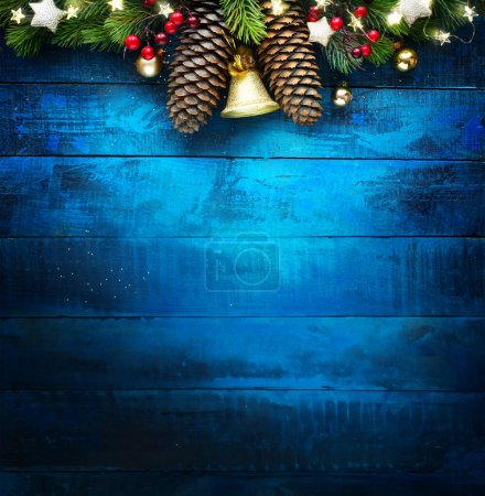 Foto de Adorno del árbol de Navidad sobre fondo de madera azul. Diseño de banner de Navidad con espacio de copia - Imagen libre de derechos