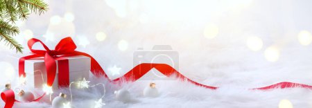 Téléchargez les photos : Carte de voeux de Noël ou conception de bannière avec boîte cadeau de vacances et décoration de Noël sur fond blanc ; Frame Border avec copie spac - en image libre de droit