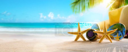 Foto de Vacaciones de luna de miel en la soleada playa tropical de arena con hojas de palma y Paradise Island - Imagen libre de derechos