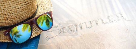 Téléchargez les photos : Summer tropical holiday, tropic holidays banner. sand beach from above with straw bucket hat and sunglasses, palm trees reflection, summer vacation concept banner with copy spac - en image libre de droit