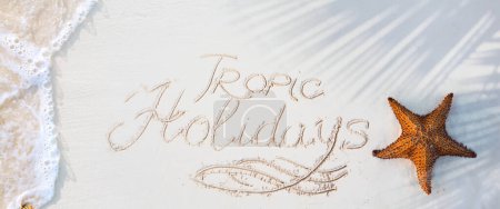 Foto de Abstract summer tropical holidays banner; sandy beach and wave on the edge of clear water, starfish on the sand and an inscription on the sand; summer vacation concept banner with copy space - Imagen libre de derechos