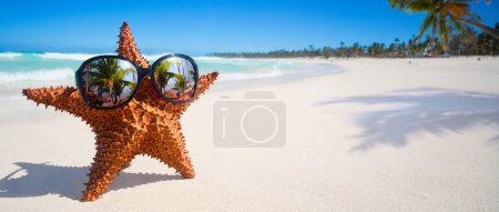 Foto de Una hermosa laguna tropical soleada y arena prístina Palm Beach; Fondo para bandera de viaje de verano - Imagen libre de derechos