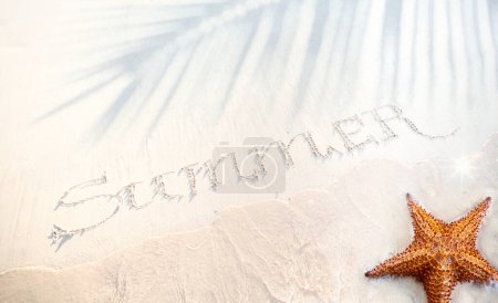 Téléchargez les photos : Bannière de vacances de voyage tropical d'été. plage de sable fin, ombre de palmiers et vagues sur le bord de l'eau ; concept de bannière de vacances d'été avec espace de copie - en image libre de droit