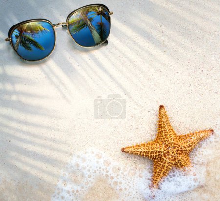 Foto de Banner de vacaciones tropicales de verano abstracto; playa de arena y ola en el borde del agua clara, estrellas de mar en la arena; banner de concepto de vacaciones de verano con spac copia - Imagen libre de derechos