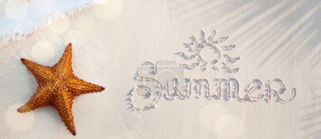 Téléchargez les photos : Abstract summer tropical holidays banner; sandy beach and wave on the edge of clear water, starfish on the sand and an inscription on the sand; summer vacation concept banner with copy space - en image libre de droit