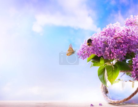 Foto de Flores de primavera en un jarrón y mariposa mosca en el fondo del cielo; diseño de la bandera de primavera - Imagen libre de derechos
