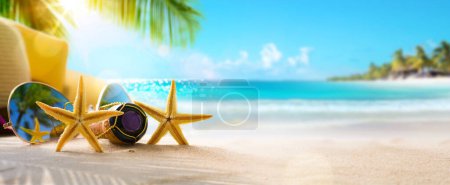 Foto de Honeymoon vacation on Sunny Tropical Sandy Beach With Palm Leaves And Paradise Island - Imagen libre de derechos