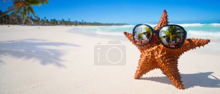 Foto de Una hermosa laguna tropical soleada y arena prístina Palm Beach; Fondo para bandera de viaje de verano - Imagen libre de derechos