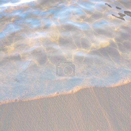 Téléchargez les photos : Vague d'eau ; belle vacances tropicales d'été plage de sable fin backgroun - en image libre de droit