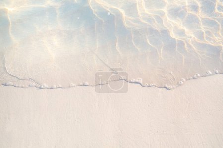Téléchargez les photos : Vague d'eau de mer ; belle vacances tropicales d'été plage de sable fin backgroun - en image libre de droit