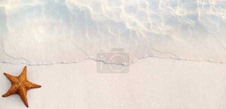 Téléchargez les photos : Vague d'eau de mer ; belle vacances tropicales d'été plage de sable fin backgroun - en image libre de droit