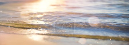 Foto de Resumen verano mar arena playa vacaciones fondo. Bokeh amanecer luz puesta del sol en la playa de verano mar - Imagen libre de derechos