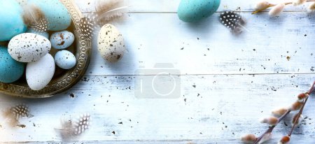Foto de Fondo de Pascua con huevos de Pascua sobre mesa blanca - Imagen libre de derechos