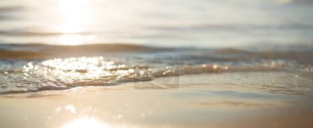 Foto de Resumen verano mar arena playa vacaciones fondo. Bokeh amanecer luz puesta del sol en el mar de verano beac - Imagen libre de derechos