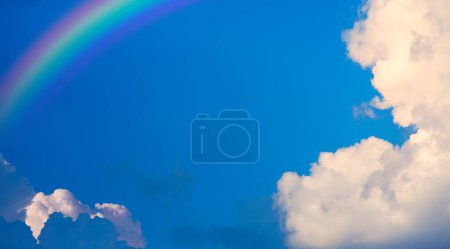 Téléchargez les photos : Abstrait fond bleu ciel ; arc-en-ciel et nuages - en image libre de droit