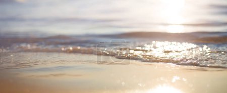 Foto de Resumen verano mar arena playa vacaciones fondo. Bokeh amanecer luz puesta del sol en el mar de verano beac - Imagen libre de derechos