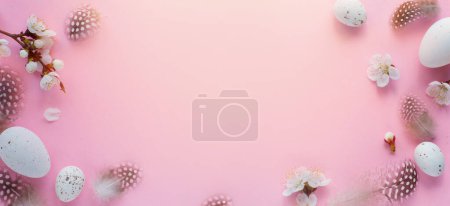 Téléchargez les photos : Belles vacances fond de bannière de Pâques avec oeufs de Pâques et fleurs de printemps - en image libre de droit