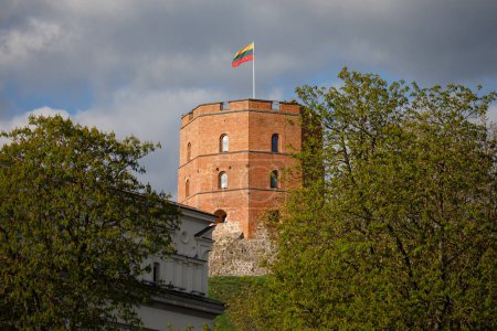 Téléchargez les photos : Vilnius, Lituanie - 22 avril 2023 : Château de Gediminas sur la colline dans le centre historique de Vilnius, Lituanie. La tour est un état important et un symbole historique de la ville de Vilnius. - en image libre de droit