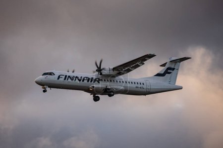 Foto de Vilnius, Lituania - 6 de octubre de 2022: Finnair ATR 72-500 OH-ATL aterriza en el Aeropuerto Internacional VNO Vilnius. - Imagen libre de derechos