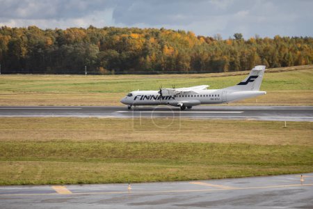 Foto de Vilnius, Lituania - 9 de octubre de 2022: Finnair ATR 72-500 OH-ATJ aterriza en el Aeropuerto Internacional VNO Vilnius. - Imagen libre de derechos
