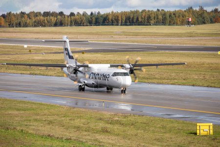 Foto de Vilnius, Lituania - 9 de octubre de 2022: Finnair ATR 72-500 OH-ATJ aterriza en el Aeropuerto Internacional VNO Vilnius. - Imagen libre de derechos