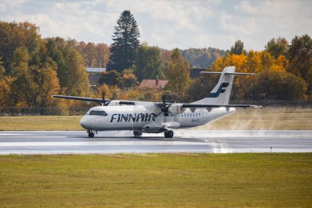 Téléchargez les photos : Vilnius, Lituanie - 9 octobre 2022 : Finnair ATR 72-500 OH-ATJ atterrissant à l'aéroport international VNO Vilnius. - en image libre de droit