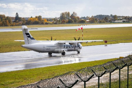 Téléchargez les photos : Vilnius, Lituanie - 9 octobre 2022 : Finnair ATR 72-500 OH-ATJ atterrissant à l'aéroport international VNO Vilnius. - en image libre de droit