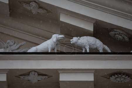 Beziehung zwischen Hund und Katze, Detail des Wahrzeichens von Vilnius, Kathedrale von Vilnius, Litauen