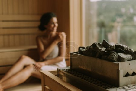 Attraktive junge Frau entspannt in der Sauna