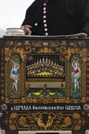 Foto de Jvari, Georgia - 2 de mayo de 2019: Órgano de barril antiguo de 26 teclas en Jvari, Georgia. Está hecho en 1910, por el maestro Nechada, en Odessa. El barril toca 8 canciones rusas. - Imagen libre de derechos