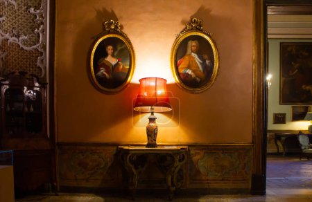 Foto de Catania, Italia - 16 de agosto de 2021: Decoración interior del Palazzo Biscari (Palacio Biscari) en Catania, Italia. El edificio fue terminado en 1763. - Imagen libre de derechos