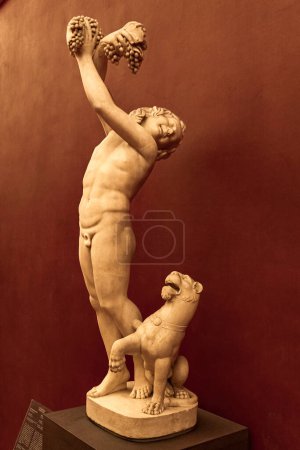 Téléchargez les photos : FLORENCE, ITALIE - 7 AVRIL 2018 : Sculpture de Dionysos de la Galerie des Offices à Florence. C'est l'un des musées les plus visités d'Italie, avec plus de 1,5 million de visiteurs chaque année - en image libre de droit