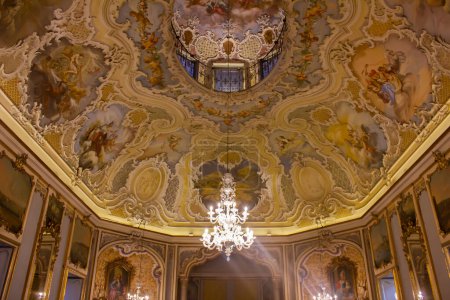 Téléchargez les photos : Catane, Italie - 16 août 2021 : Décoration intérieure du Palazzo Biscari (palais Biscari) à Catane, Italie. Le bâtiment a été terminé en 1763. - en image libre de droit
