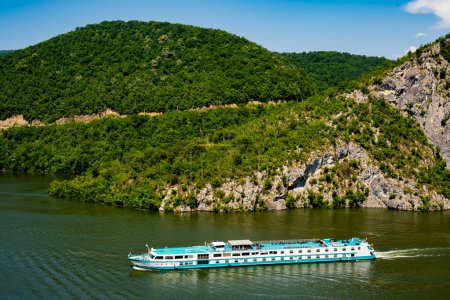 Téléchargez les photos : Danube, Serbie - 1er juillet 2022 : Der kleine Prinz (Le Petit Prince) bateau de croisière dans les gorges du Danube en Serbie. Navire construit dans les années 1990, accomoder 90 passagers et naviguer sous le drapeau de l'Allemagne. - en image libre de droit