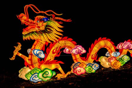 Téléchargez les photos : Novi Sad, Serbie - 6 février 2022 : Détail du festival des lanternes chinoises à Novi Sad, Serbie. Festival a été fait pour commémorer le Nouvel An chinois et créé par la société de lanterne d'art Zigong - en image libre de droit