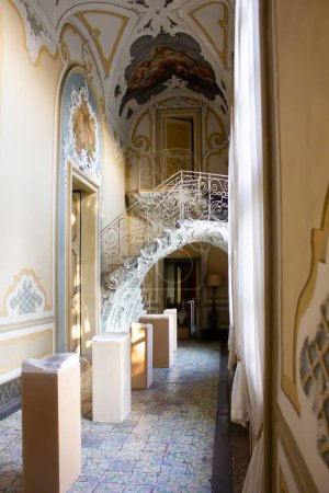 Foto de Catania, Italia - 16 de agosto de 2021: Decoración interior del Palazzo Biscari (Palacio Biscari) en Catania, Italia. El edificio fue terminado en 1763. - Imagen libre de derechos