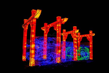 Foto de Novi Sad, Serbia - 6 de febrero de 2022: Detalle del Festival de Linternas Chinas en Novi Sad, Serbia. Festival fue hecho para conmemorar el Año Nuevo Chino y creado por la compañía de linternas de arte Zigong - Imagen libre de derechos